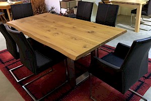 Tischgruppe Eiche mit Leder-Stühlen