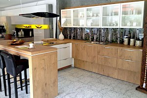 Küche DAN Chromform in Hochglanz/Burgesa-Eiche