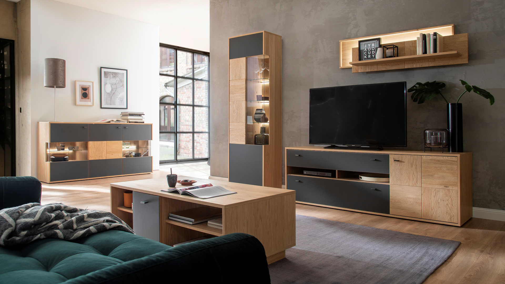 Wohnwand massiv Balkeneiche Z20883 mit satinierter Glasfront