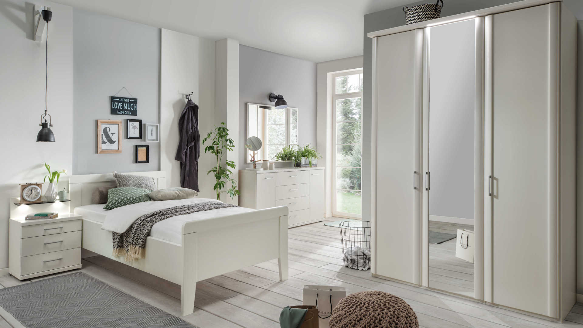 Schlafzimmer für Singles in weiß Z22037