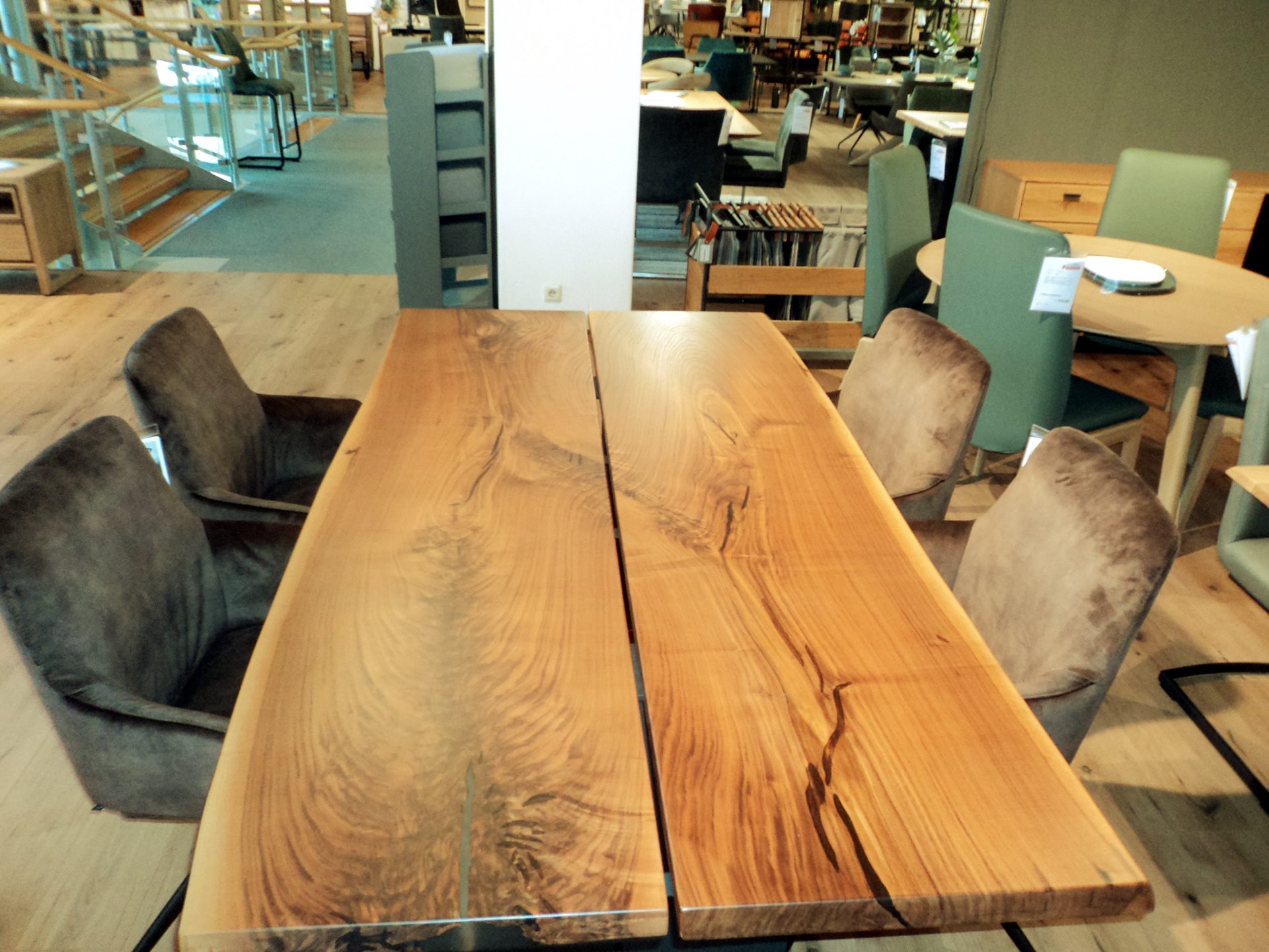 Vollmassiver Nußbaum Esstisch der Fa. Wimmer