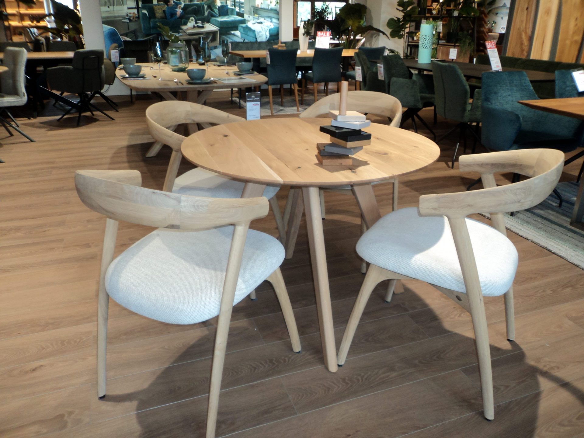 Runder Massivholz-Esstisch in Eiche Snow