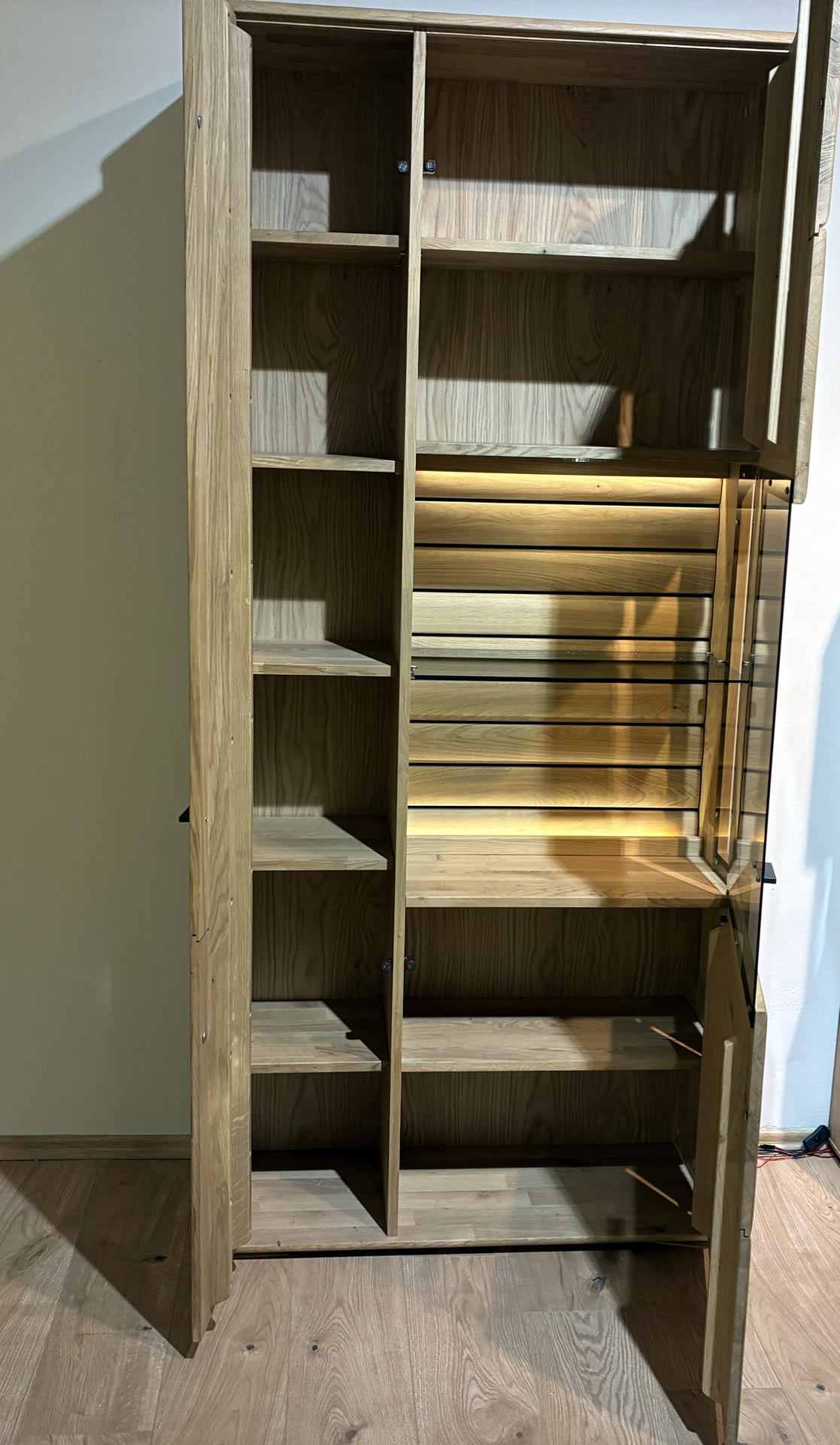 Vitrine MELBOURNE in Eiche massiv