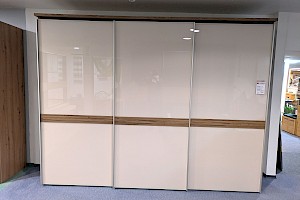 Kleiderschrank